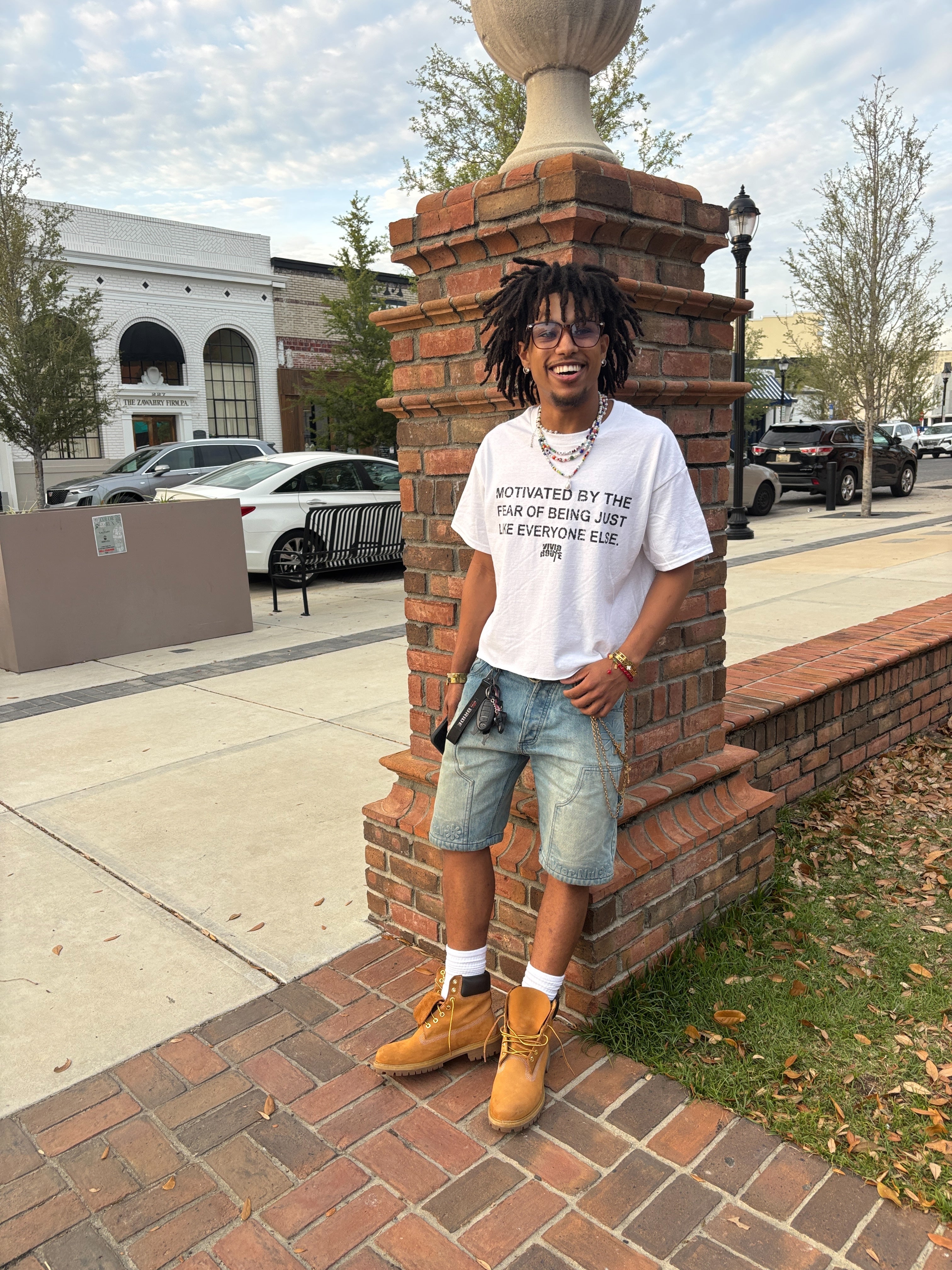 WHITE NOT AVERAGE TEE